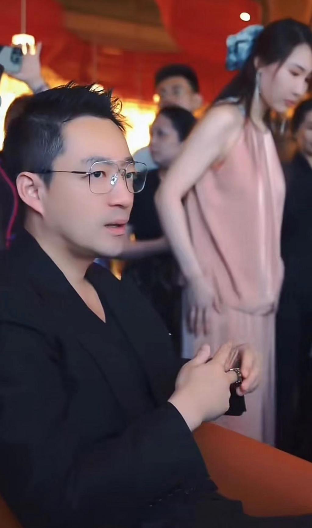 汪小菲和富婆合影，手肘放其胸前被指不妥，女方似林志玲