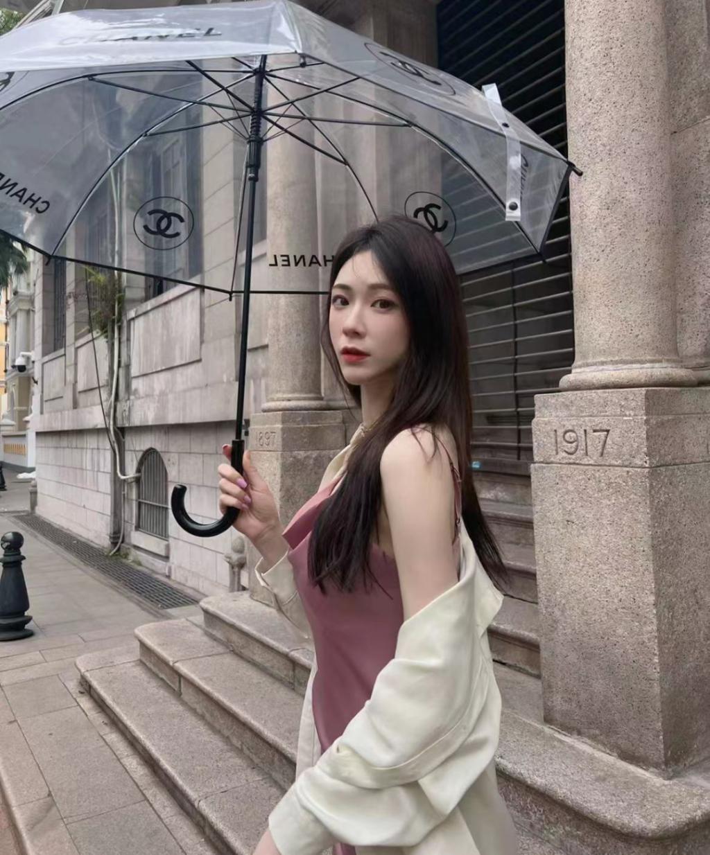 汪小菲和富婆合影，手肘放其胸前被指不妥，女方似林志玲