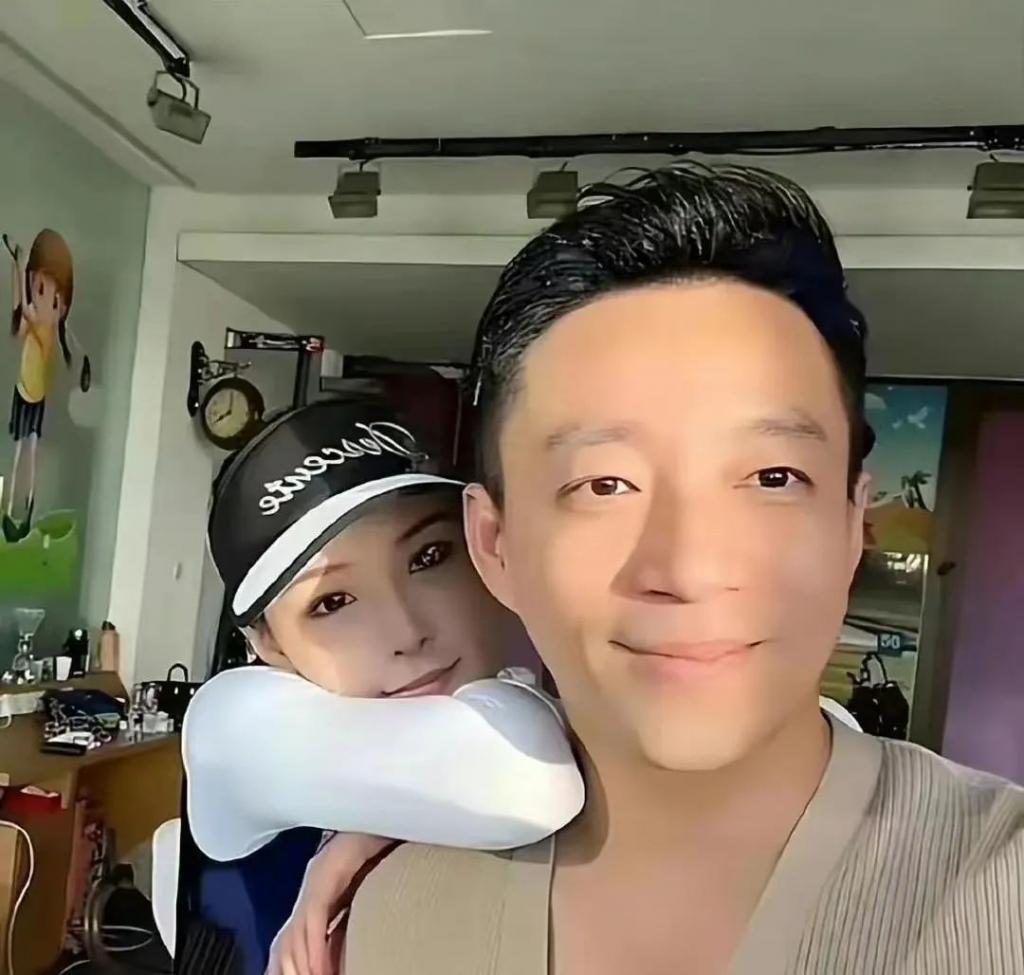 汪小菲和富婆合影，手肘放其胸前被指不妥，女方似林志玲