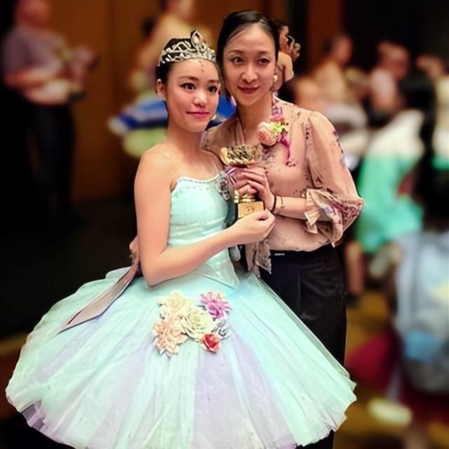 香港富豪刘銮雄女儿获芭蕾舞金奖，获父亲数亿元奖励金支持