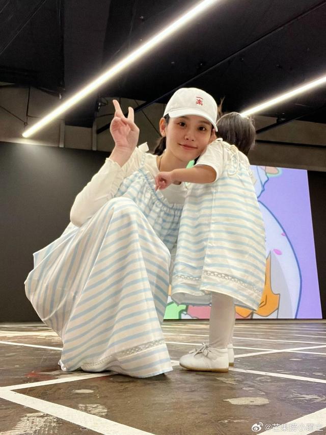 奚梦瑶晒与女儿合照 母女穿亲子装Romee遗传超模身高