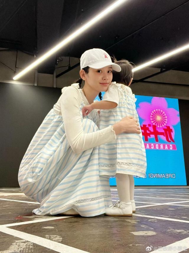 奚梦瑶晒与女儿合照 母女穿亲子装Romee遗传超模身高