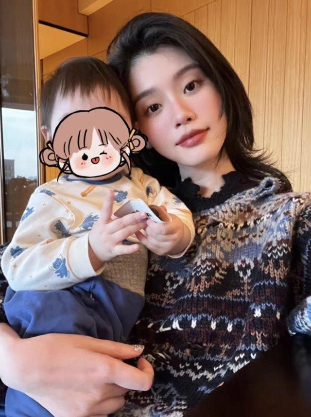 奚梦瑶晒与女儿合照 母女穿亲子装Romee遗传超模身高