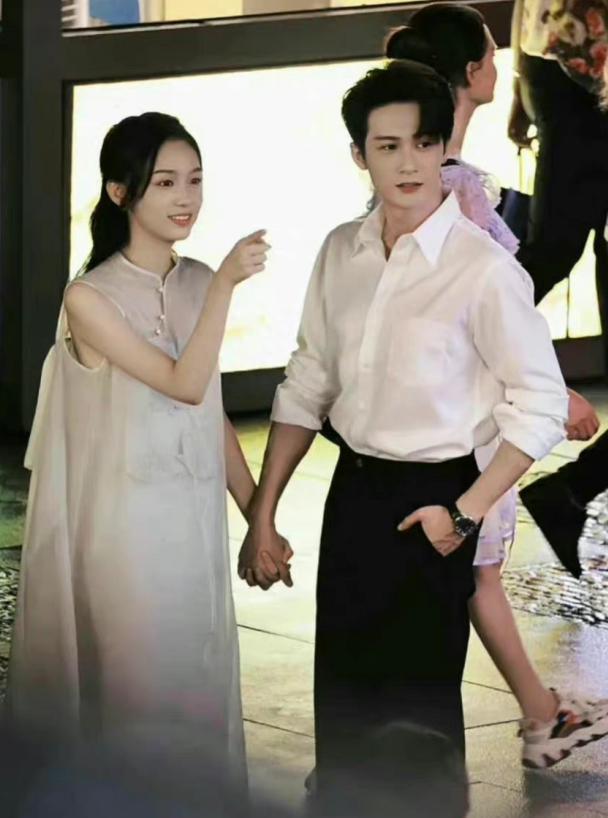 曝暑期爆火男星谈地下情，秘恋95后小花近1年