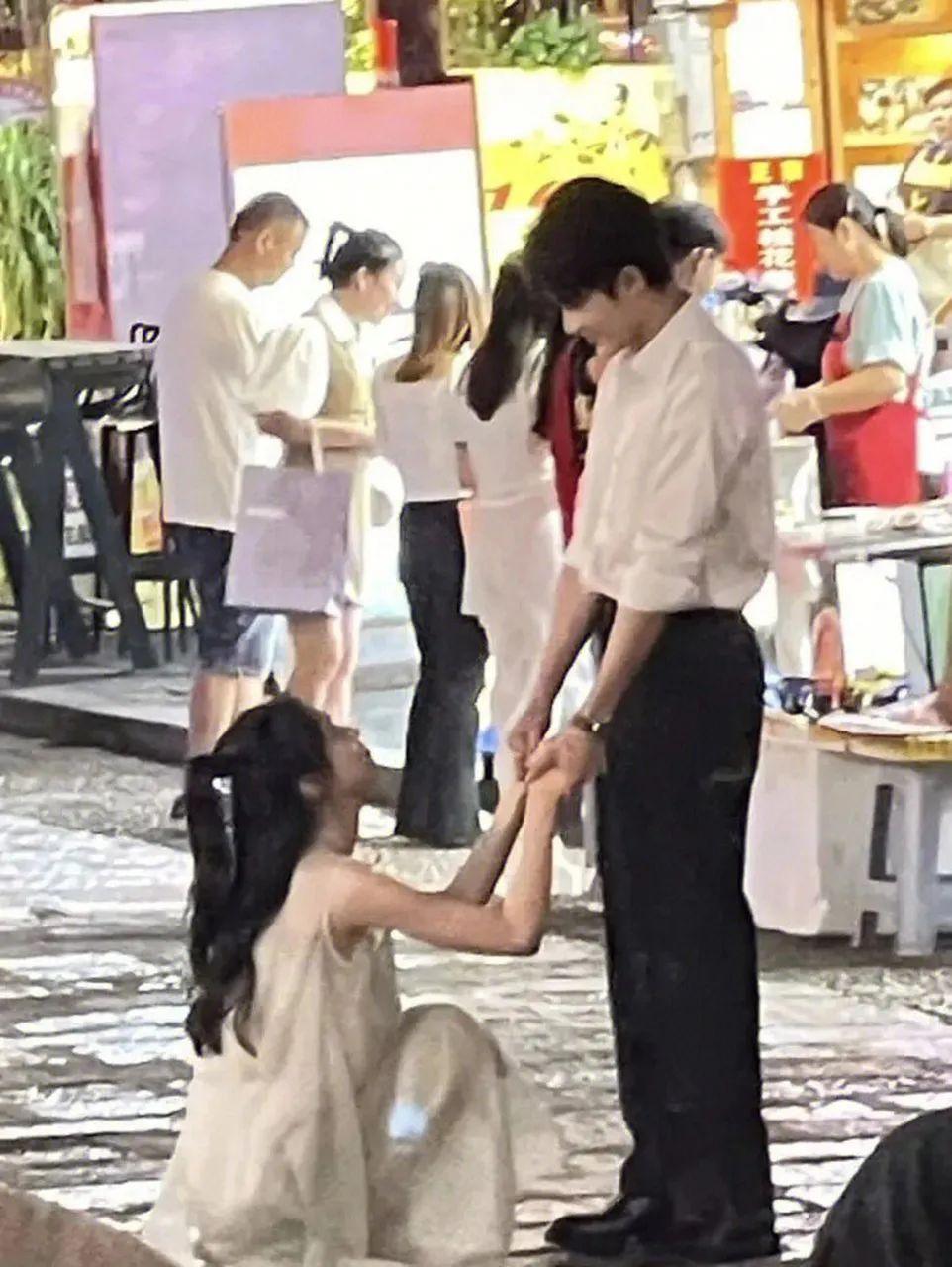 曝暑期爆火男星谈地下情，秘恋95后小花近1年