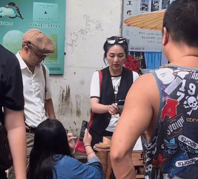知名歌手杨千嬅湛江街边冲咖啡，接地气行为惹围观