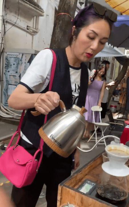 知名歌手杨千嬅湛江街边冲咖啡，接地气行为惹围观