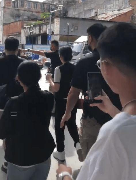 知名歌手杨千嬅湛江街边冲咖啡，接地气行为惹围观