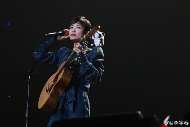 李宇春回成都打卡家乡小吃 晒“花花”款冰淇淋心情好