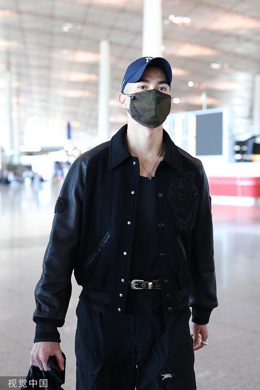 米卡全黑穿搭酷帅有型 头戴黑色棒球帽走路带风