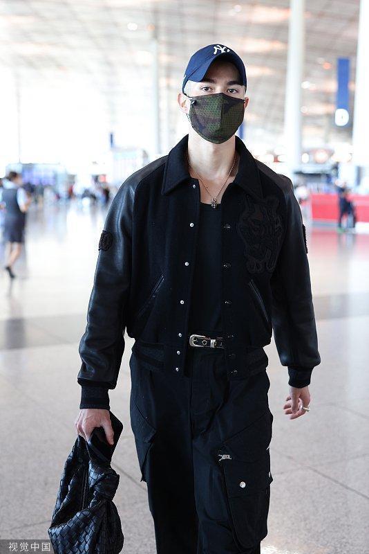 米卡全黑穿搭酷帅有型 头戴黑色棒球帽走路带风