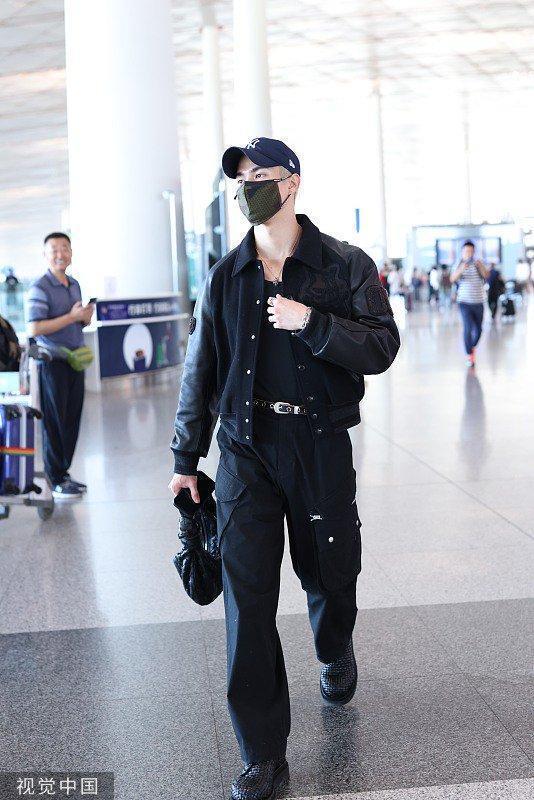 米卡全黑穿搭酷帅有型 头戴黑色棒球帽走路带风