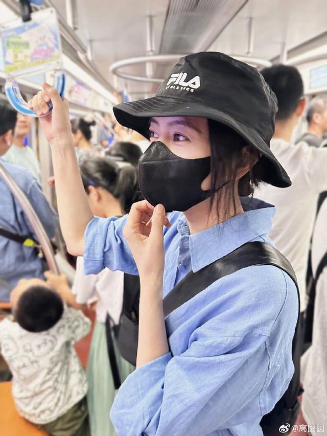 高圆圆晒照去看李宗盛演唱会 低调乘地铁对镜萌趣摆拍