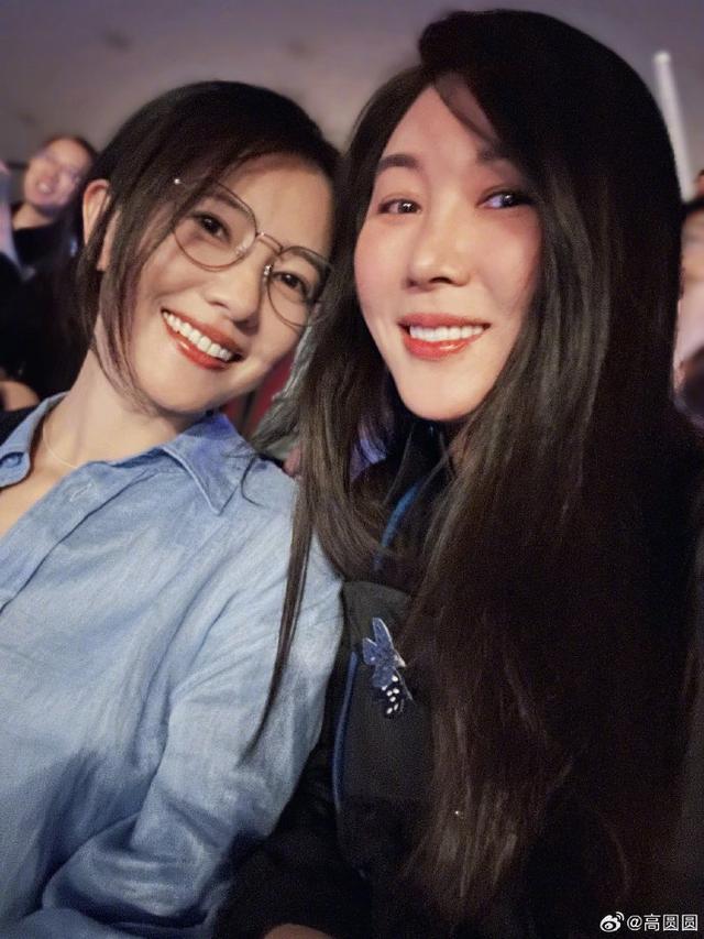 高圆圆晒照去看李宗盛演唱会 低调乘地铁对镜萌趣摆拍