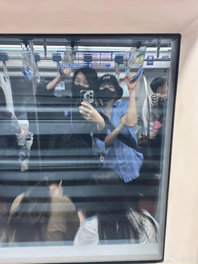 高圆圆晒照去看李宗盛演唱会 低调乘地铁对镜萌趣摆拍