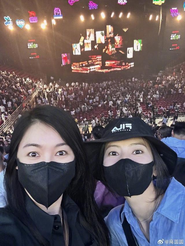 高圆圆晒照去看李宗盛演唱会 低调乘地铁对镜萌趣摆拍