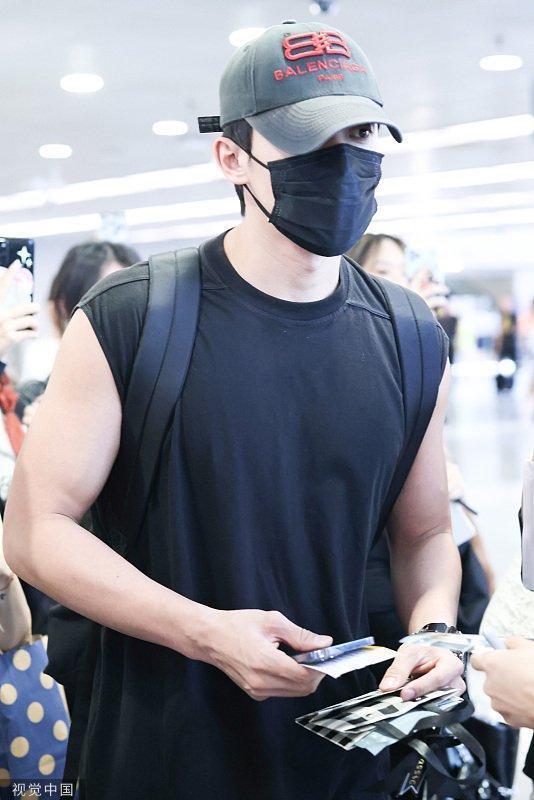 侯雯元穿黑色无袖背心肌肉明显 获粉丝簇拥人气高