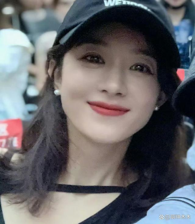 赵丽颖张杰合影遭群嘲，露脐装穿搭显土气，美颜遮不住疲惫