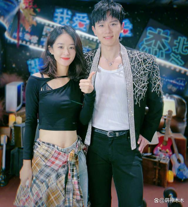 赵丽颖张杰合影遭群嘲，露脐装穿搭显土气，美颜遮不住疲惫