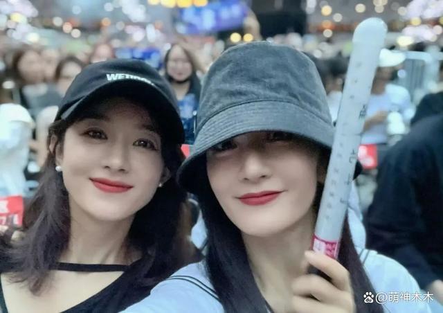 赵丽颖张杰合影遭群嘲，露脐装穿搭显土气，美颜遮不住疲惫