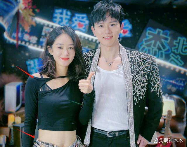 赵丽颖张杰合影遭群嘲，露脐装穿搭显土气，美颜遮不住疲惫