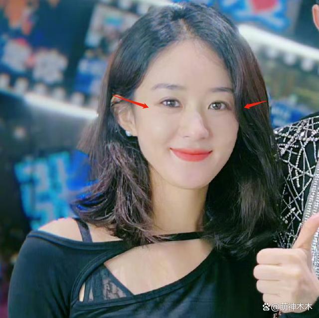 赵丽颖张杰合影遭群嘲，露脐装穿搭显土气，美颜遮不住疲惫