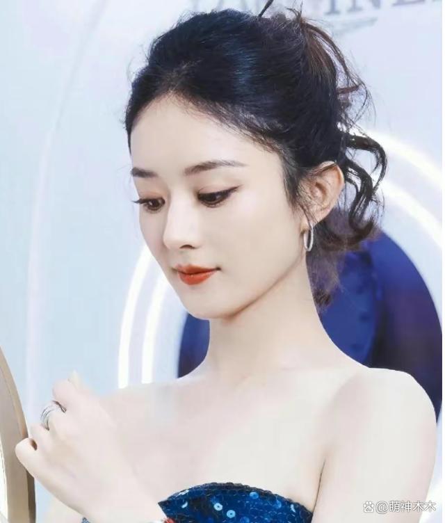 赵丽颖张杰合影遭群嘲，露脐装穿搭显土气，美颜遮不住疲惫