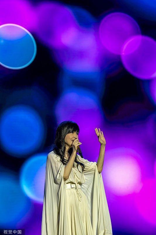 周慧敏一袭白色仙女裙 亮相2023天后之夜巡回演唱会