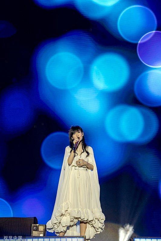 周慧敏一袭白色仙女裙 亮相2023天后之夜巡回演唱会