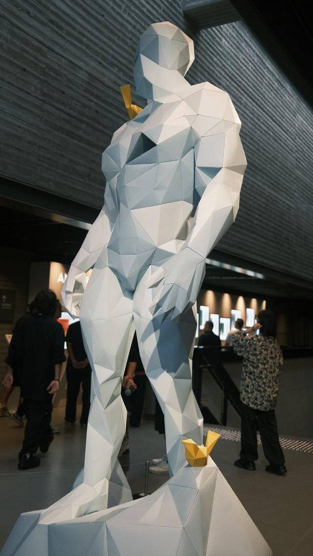 刘雅瑟谢霆锋一起参加刘德华艺术展 感受多元多彩世界