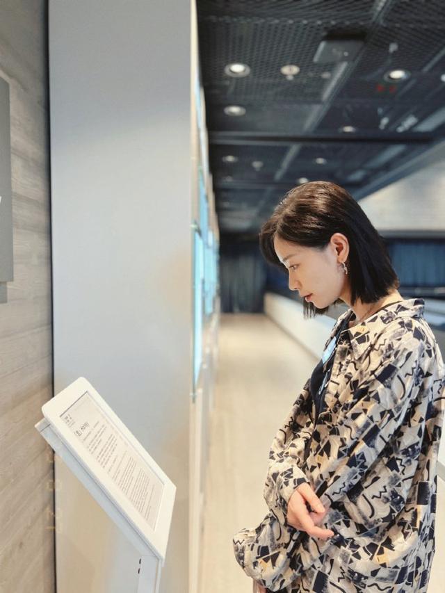 刘雅瑟谢霆锋一起参加刘德华艺术展 感受多元多彩世界