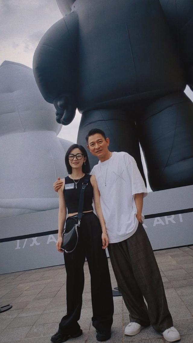 刘雅瑟谢霆锋一起参加刘德华艺术展 感受多元多彩世界