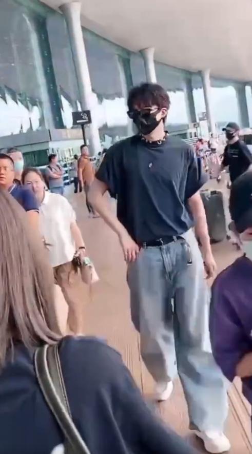 曝刘宇宁机场怼代拍 称“你都不认识我拍我干啥”