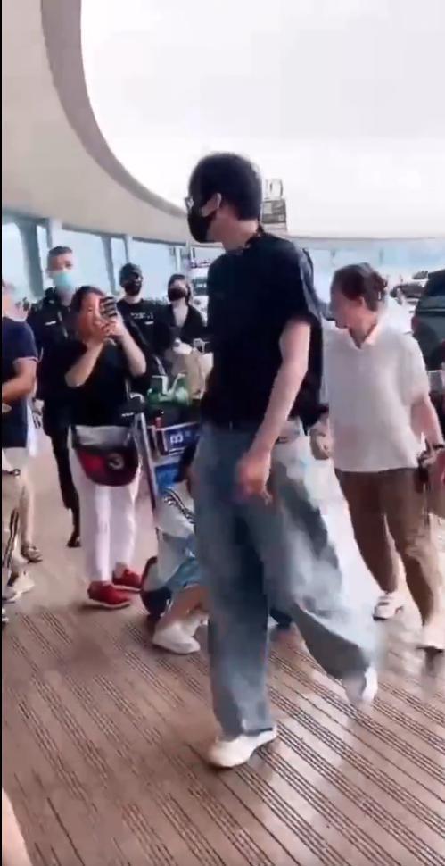 曝刘宇宁机场怼代拍 称“你都不认识我拍我干啥”