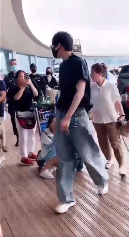 曝刘宇宁机场怼代拍 称“你都不认识我拍我干啥”