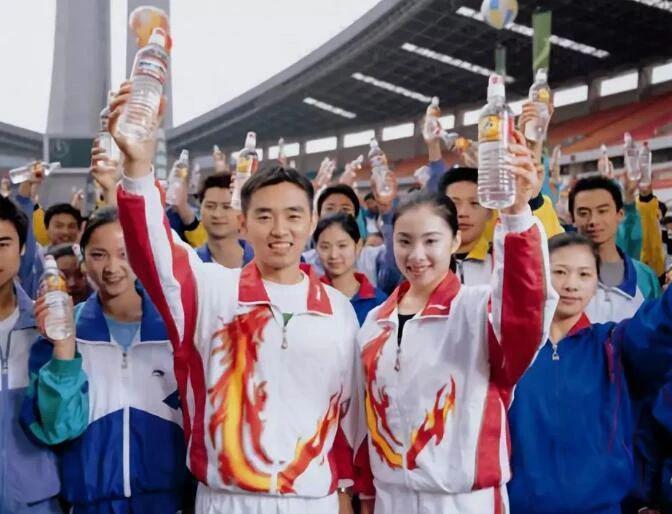 靠卖水蝉联首富，钟睒睒是什么来头？