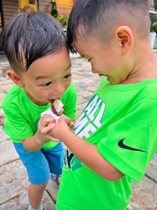 胡杏儿老公带仨娃过周末 三个宝贝穿着一样好像三胞胎