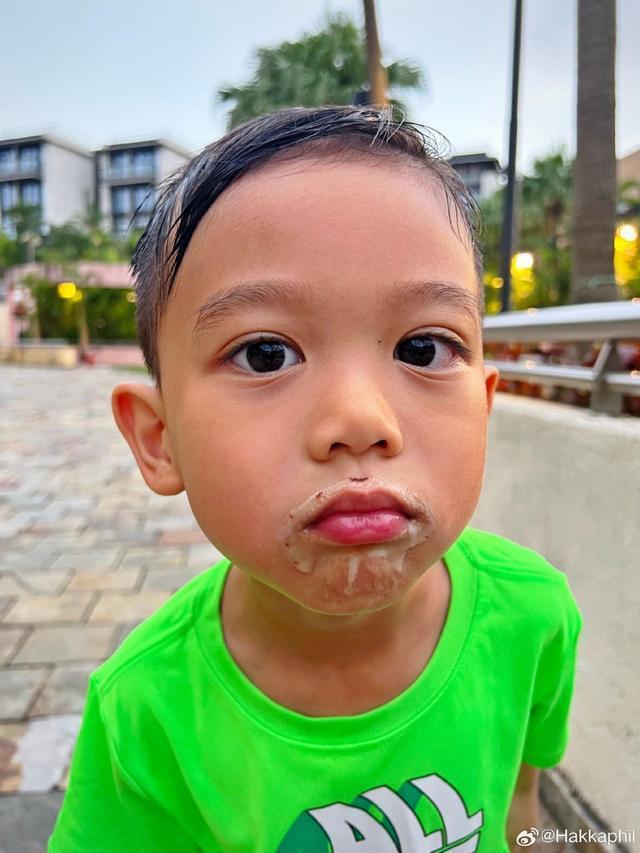 胡杏儿老公带仨娃过周末 三个宝贝穿着一样好像三胞胎