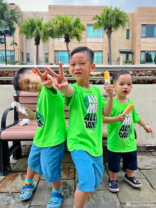 胡杏儿老公带仨娃过周末 三个宝贝穿着一样好像三胞胎