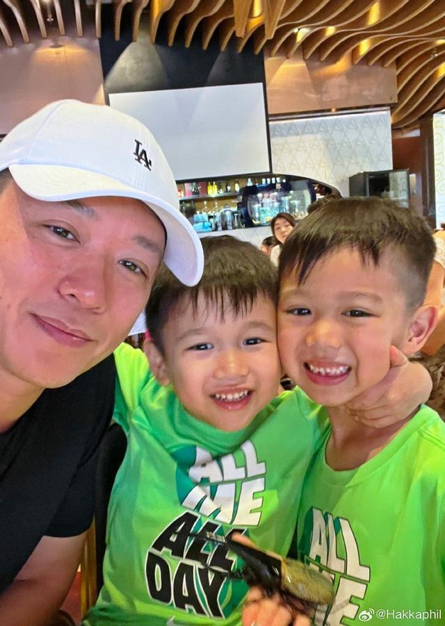 胡杏儿老公带仨娃过周末 三个宝贝穿着一样好像三胞胎