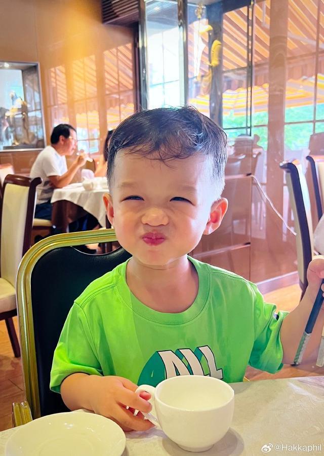 胡杏儿老公带仨娃过周末 三个宝贝穿着一样好像三胞胎