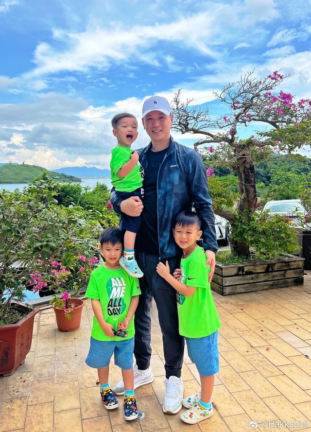 胡杏儿老公带仨娃过周末 三个宝贝穿着一样好像三胞胎