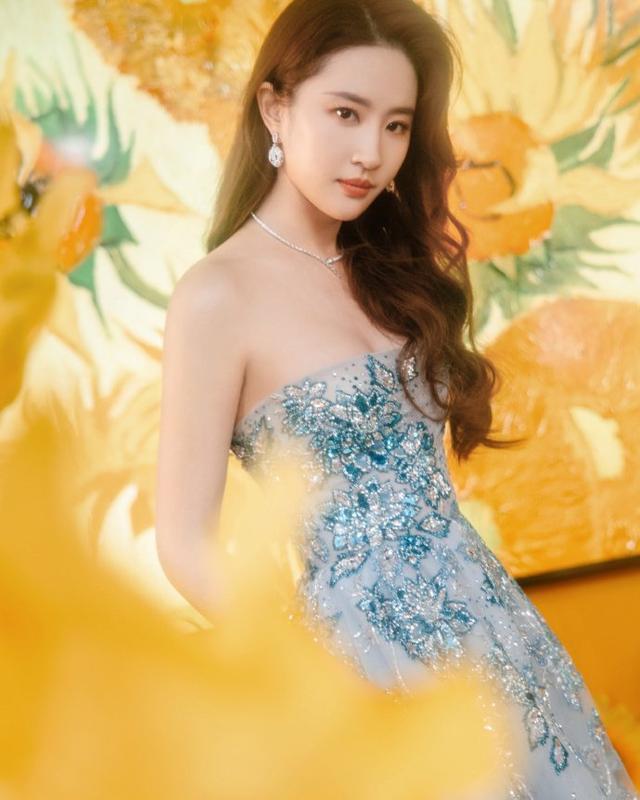 刘亦菲一袭水蓝色抹胸长裙 置身于向日葵花海造型好仙