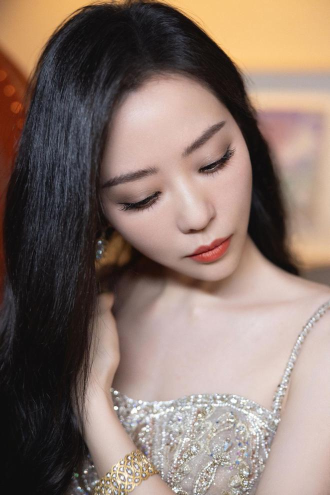 又是红毯夜！张靓颖仙气十足 邓紫棋翻车造型老气