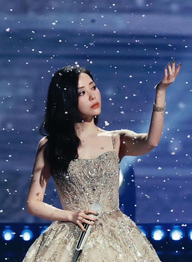 又是红毯夜！张靓颖仙气十足 邓紫棋翻车造型老气