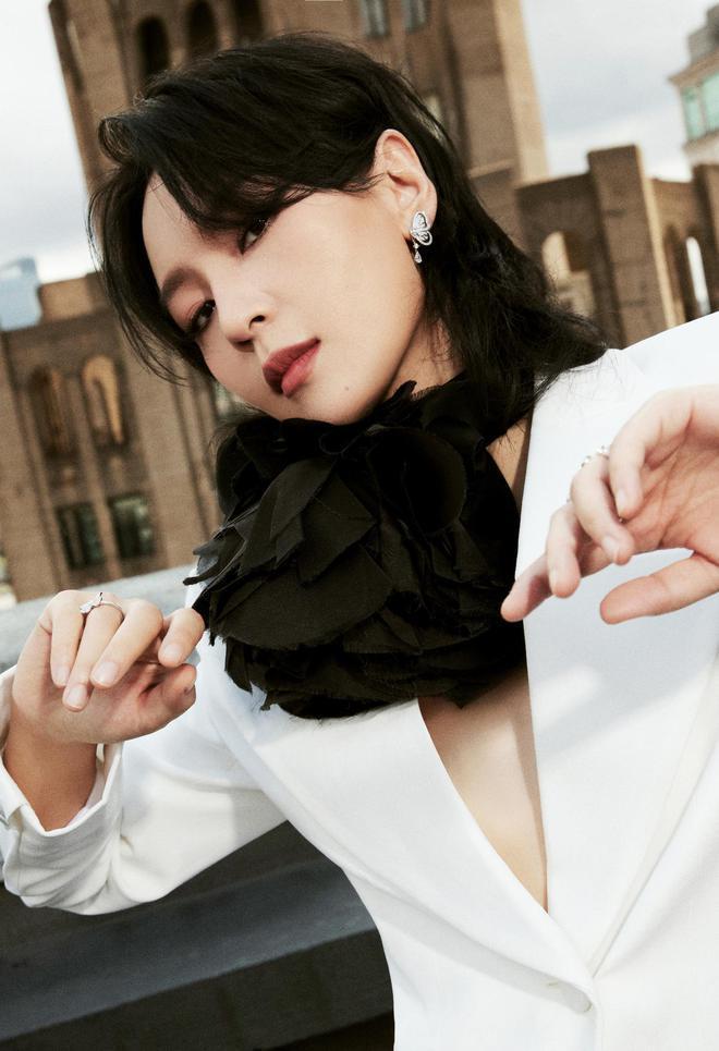 又是红毯夜！张靓颖仙气十足 邓紫棋翻车造型老气