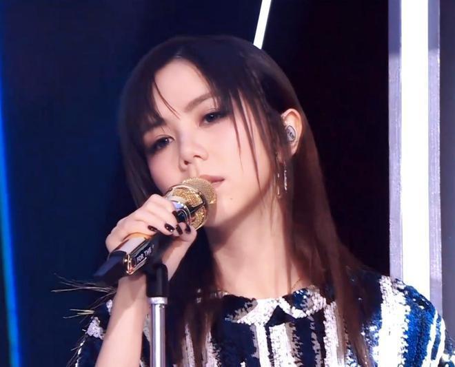 又是红毯夜！张靓颖仙气十足 邓紫棋翻车造型老气