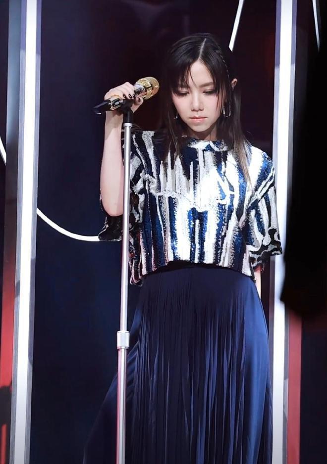 又是红毯夜！张靓颖仙气十足 邓紫棋翻车造型老气