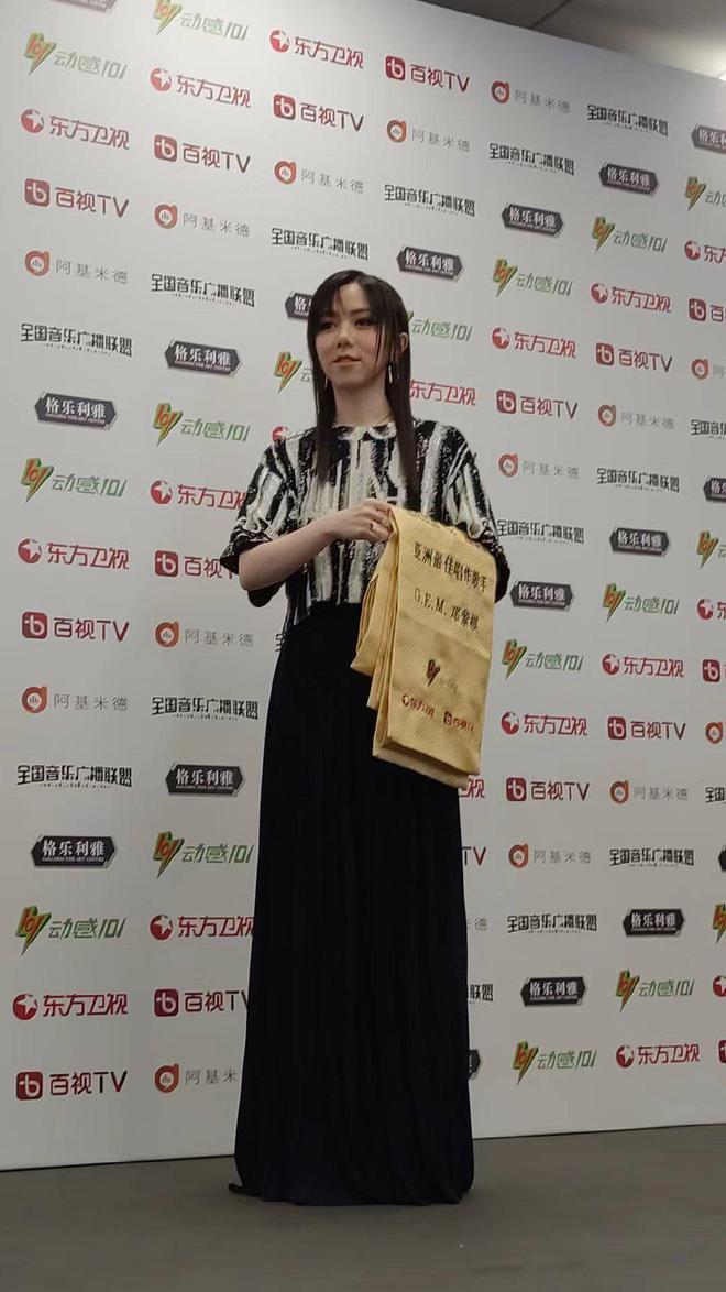 又是红毯夜！张靓颖仙气十足 邓紫棋翻车造型老气