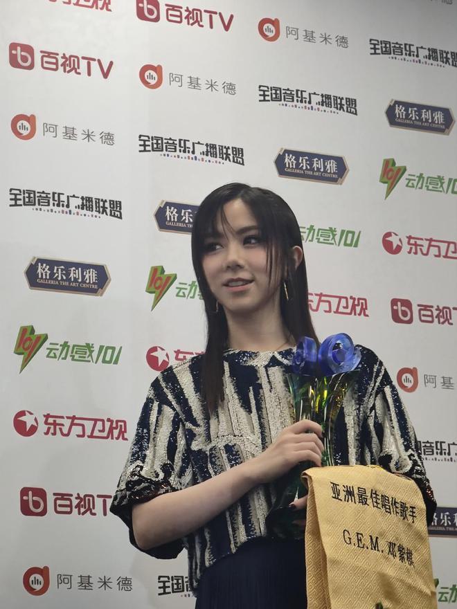 又是红毯夜！张靓颖仙气十足 邓紫棋翻车造型老气